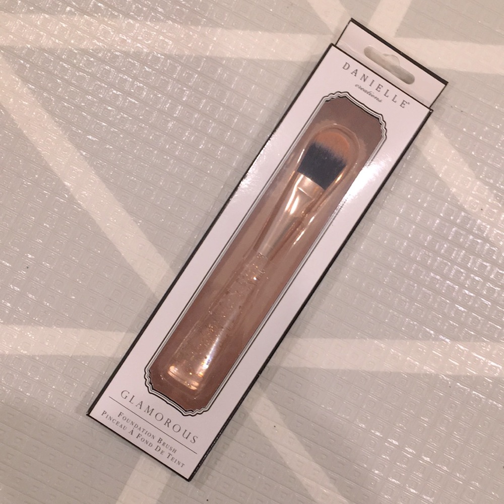 NEW IN BOX GLAMOROUS DANIELLE CREATIONS foundation brush.